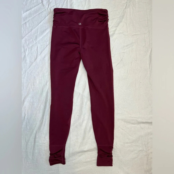 GapFit Eclipse High Rise Stirrup Red Maroon Currant Yoga Workout Leggings Size M - Picture 3 of 8